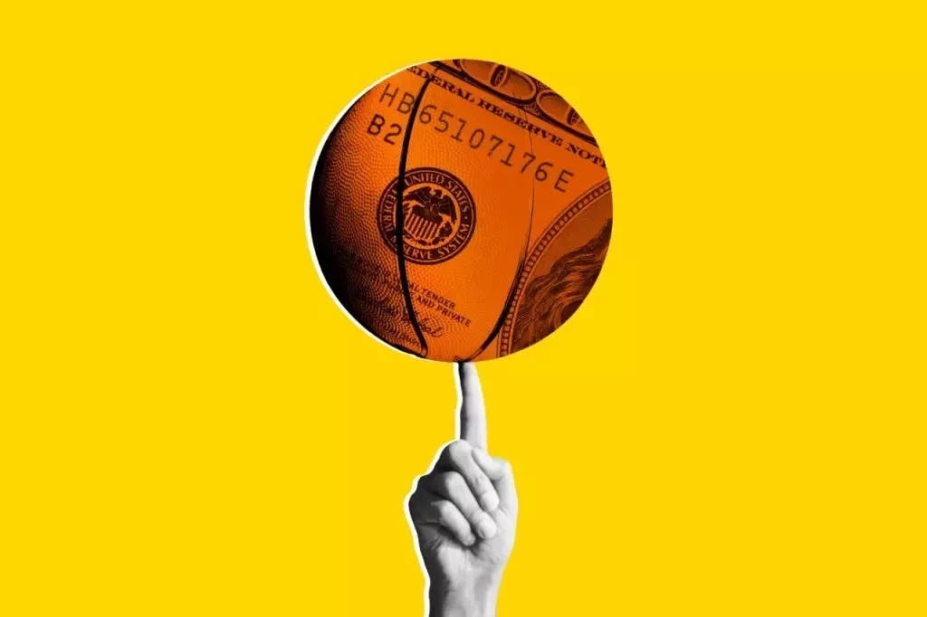 Ilustração de uma mão girando uma bola de basquete, que tem a ilustração de uma nota de dólar dentro, representando dinheiro