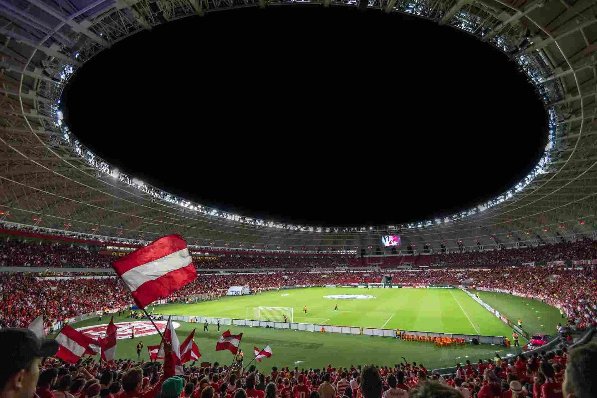 Imagem de um estádio de futebol cheio de torcedores