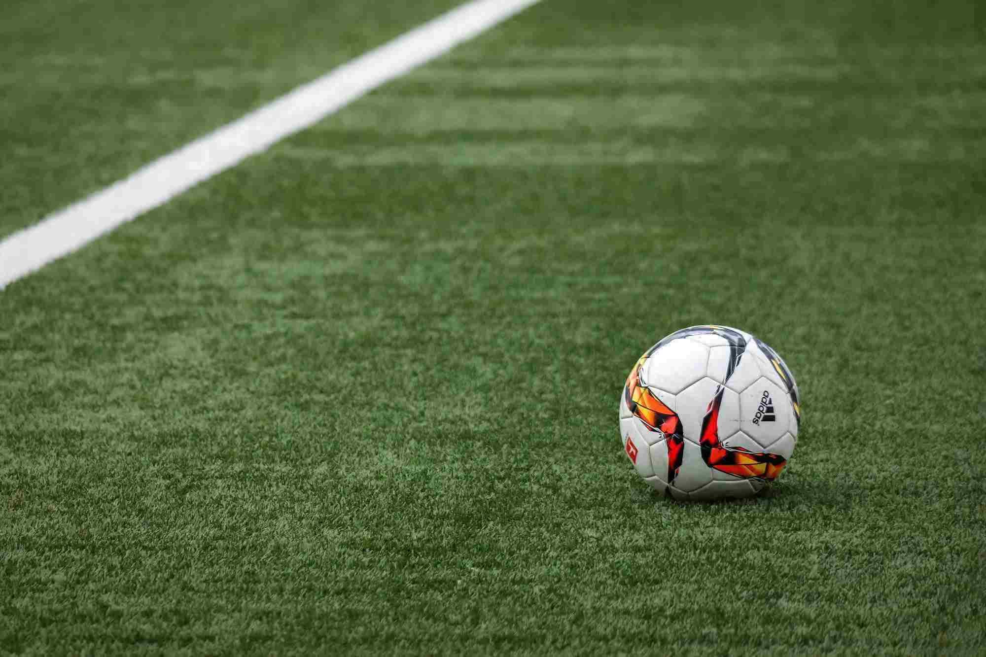 bola de futebol em um campo