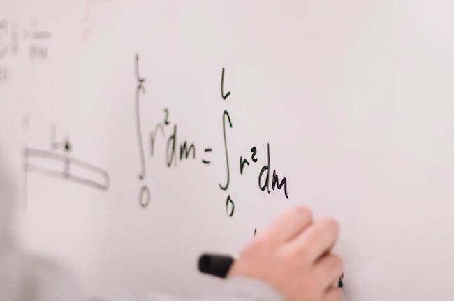 pessoa escrevendo em um quadro branco com caneta preta os algoritmo de previsao de partidas
