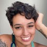produtora de conteúdo do Aposta Legal Brasil mulher de pele parda com cabelo curto castanho sorrindo