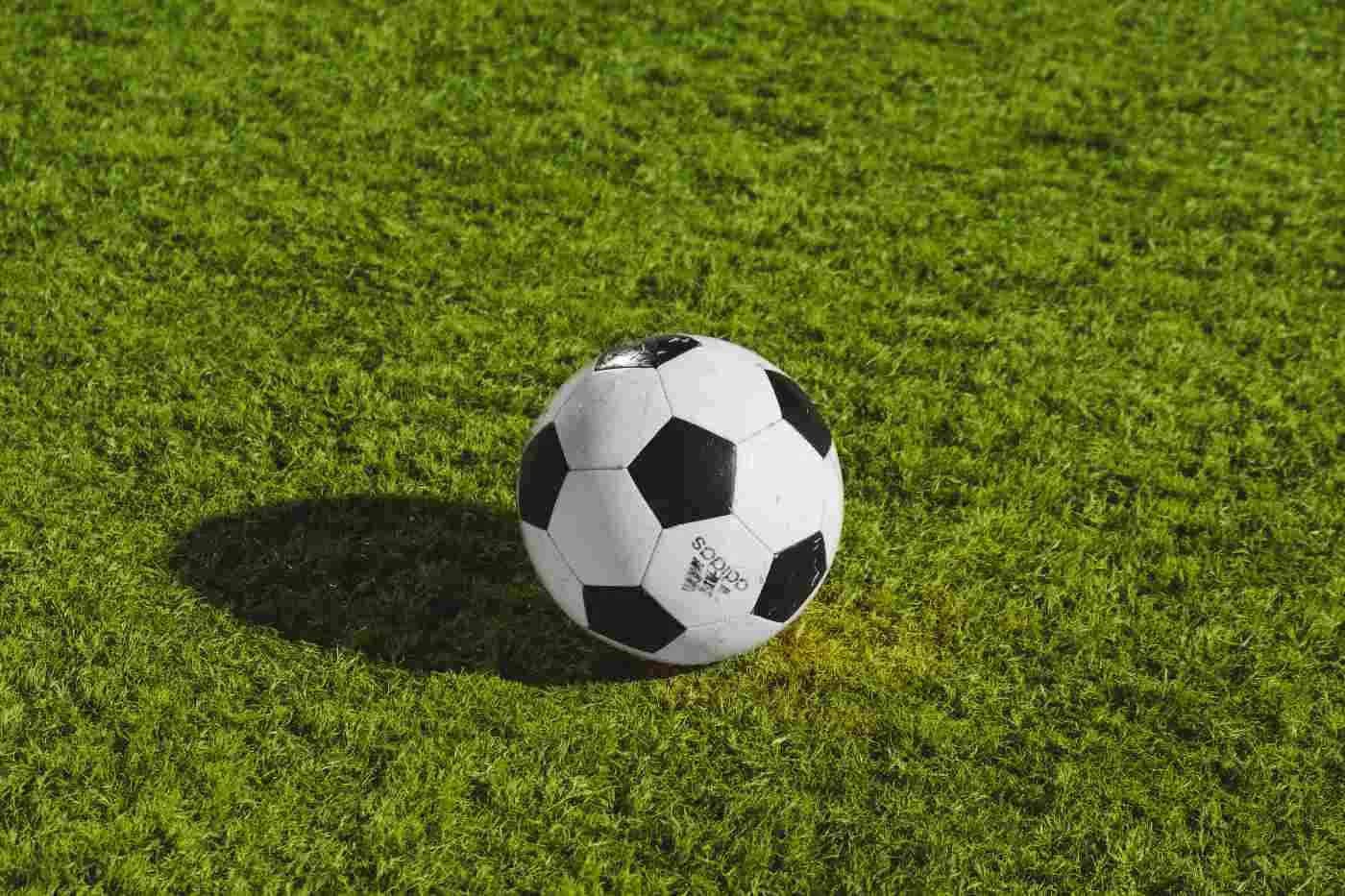 Imagem de uma bola de futebol no campo