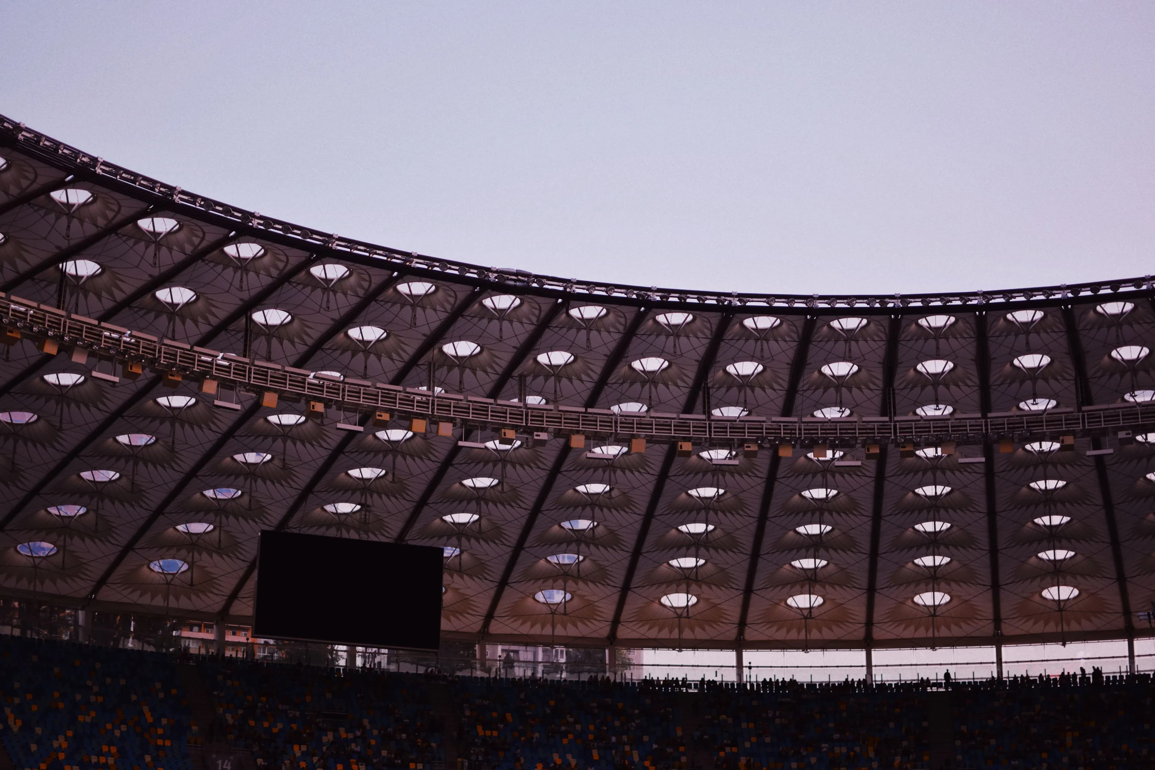 A imagem mostra a vista interna de um estádio de futebol