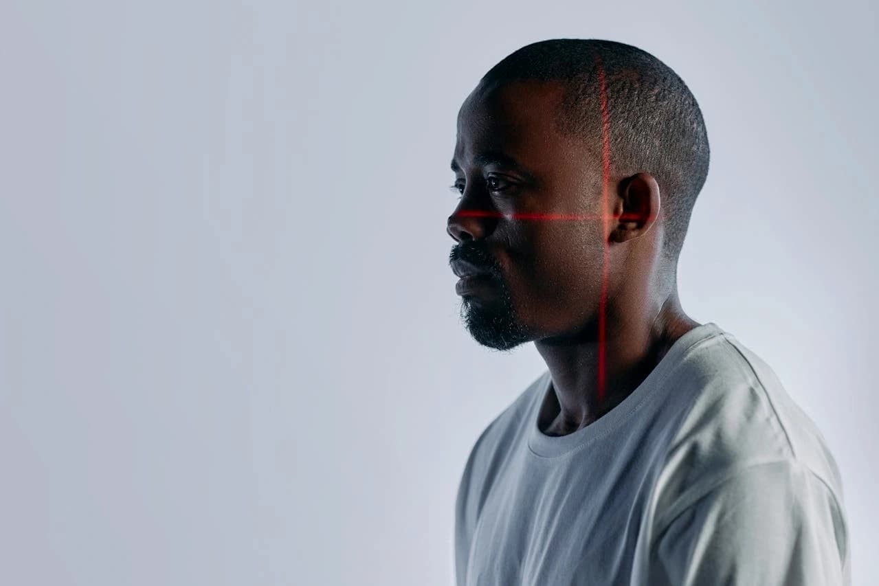 homem de pele negra realizando biometria facial