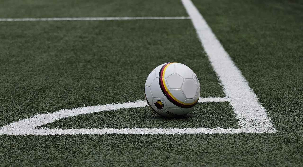 Imagem de uma bola de futebol na marcação do campo